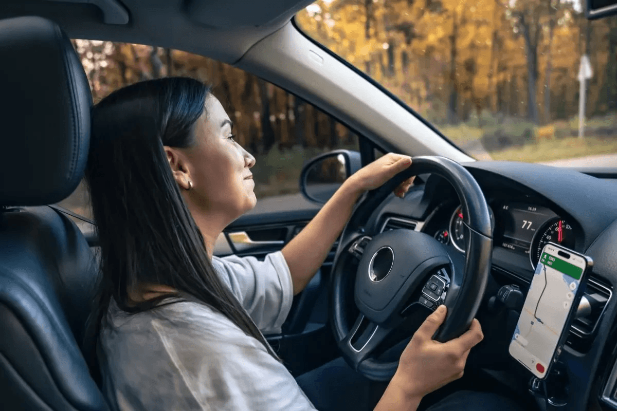 Motorista dirigindo com a Yalla Trust